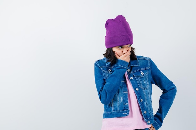 Foto grátis mulher adolescente de camisa xadrez e gorro gesticulando isolada