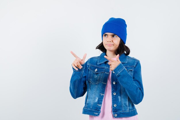 Mulher adolescente de camisa xadrez e gorro gesticulando isolada