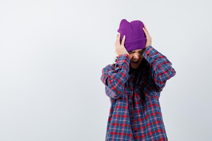 Foto grátis mulher adolescente segurando a cabeça com o gorro de mãos parecendo irritada