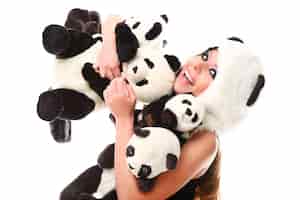 Foto grátis mulher adorável com muitos pandas empalhados