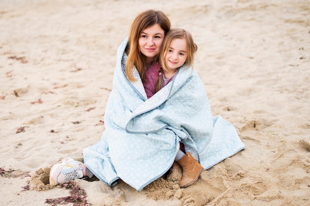 Foto grátis mulher adorável e criança aconchegando-se ao ar livre