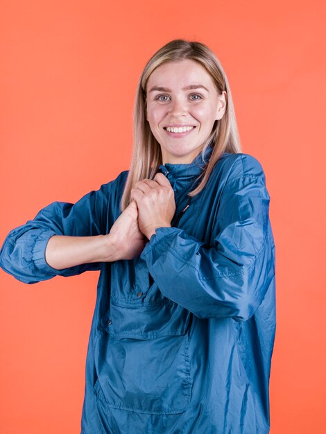 Mulher adorável, sorrindo, tiro médio