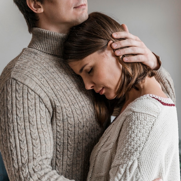 Foto grátis mulher adulta abraçando o marido