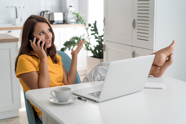 Mulher adulta casual trabalhando em casa