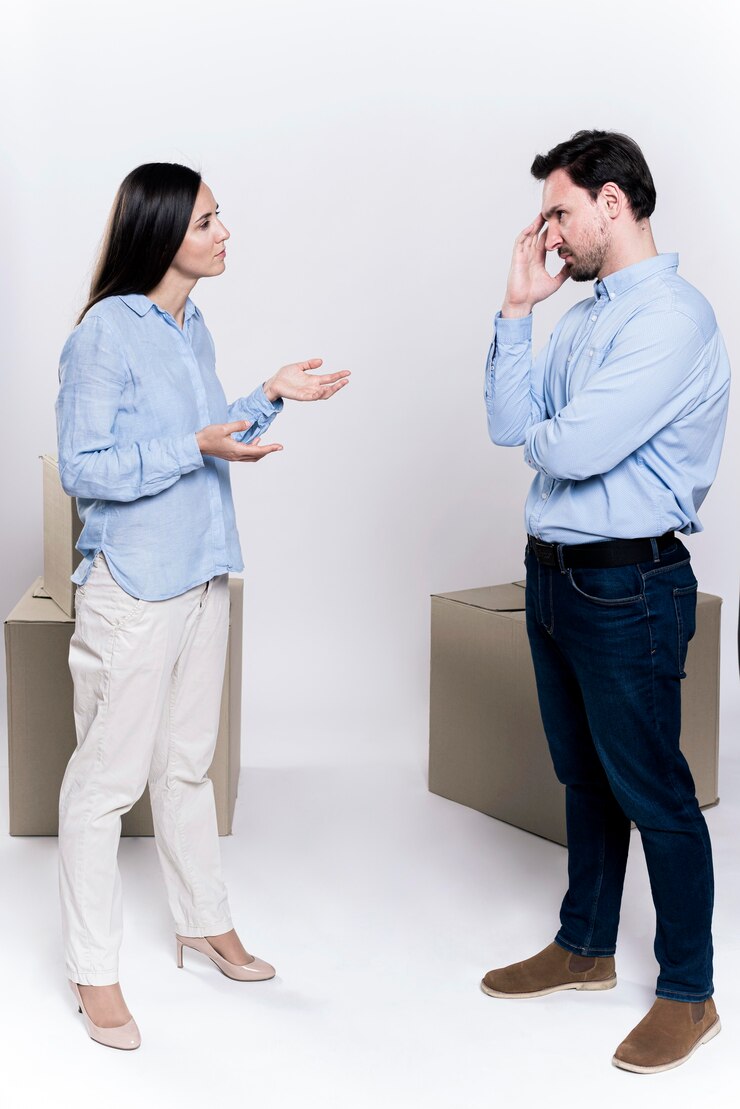 Foto grátis mulher adulta e discussão masculina