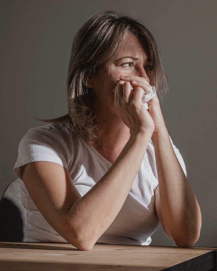 Foto grátis mulher adulta estressada em casa.