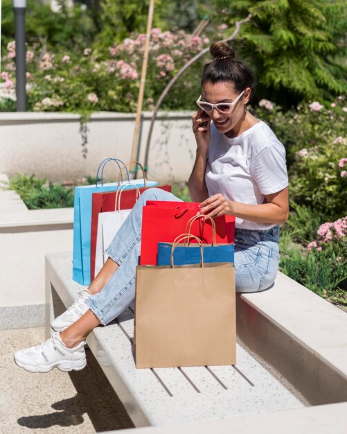 Mulher adulta fazendo uma pausa após as compras