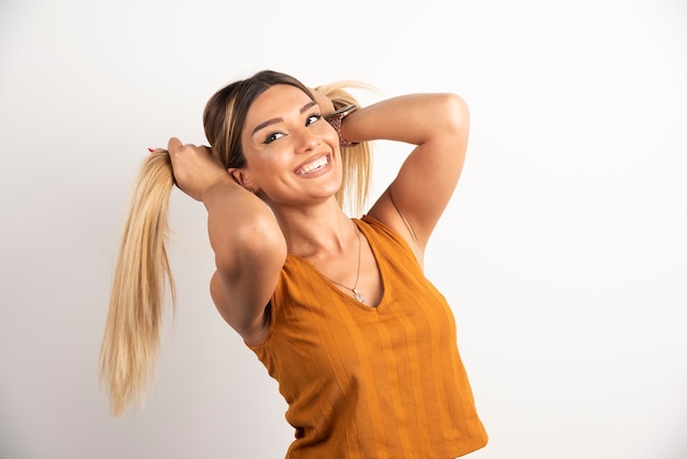 Foto grátis mulher adulta muito jovem sorridente, olhando para a câmera e posando.