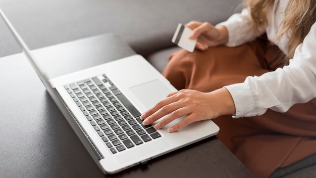 Foto grátis mulher adulta pronta para comprar online com cartão de crédito