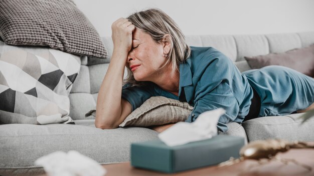 Mulher adulta se estressando em casa