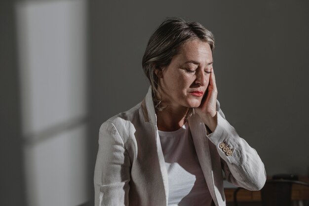 Mulher adulta se estressando em casa