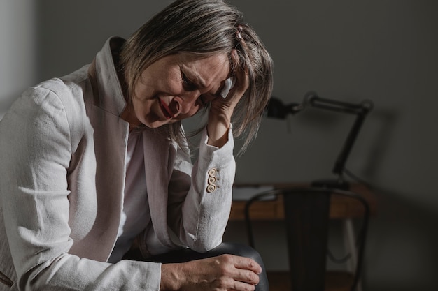 Foto grátis mulher adulta se estressando em casa