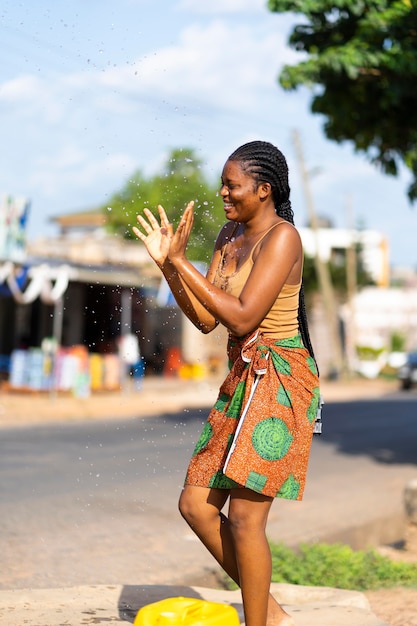 Mulher africana dançando ao ar livre