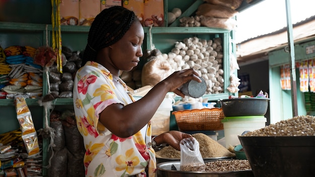 Mulher africana de tiro médio trabalhando