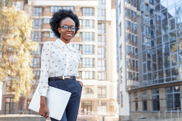 Mulher africana elegante em roupa de escritório