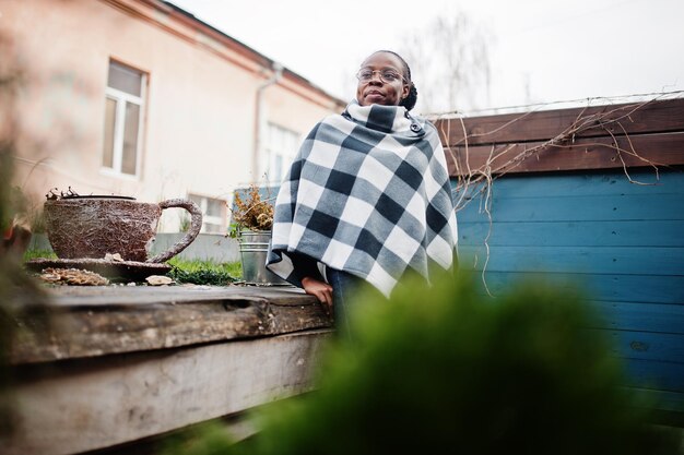 Mulher africana em capa quadriculada posou ao ar livre