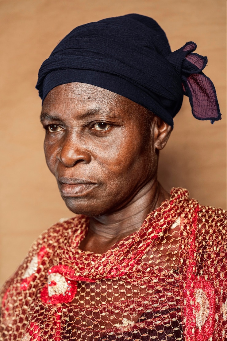 Foto grátis mulher africana idosa com roupas tradicionais