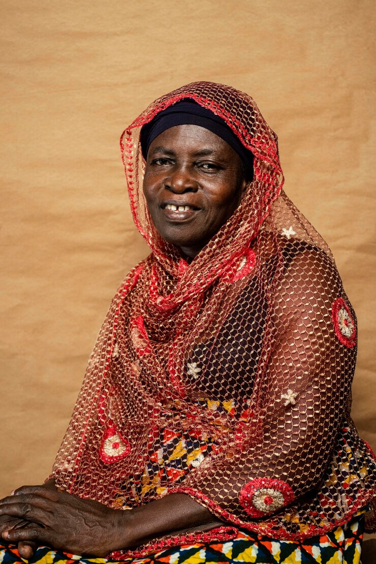 Foto grátis mulher africana idosa com roupas tradicionais