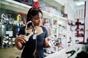 Foto grátis mulher afro-americana às compras na loja de sapatos