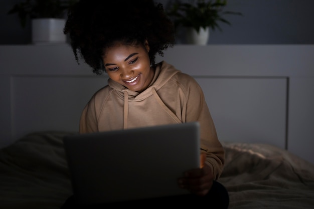 Mulher afro-americana assistindo serviço de streaming