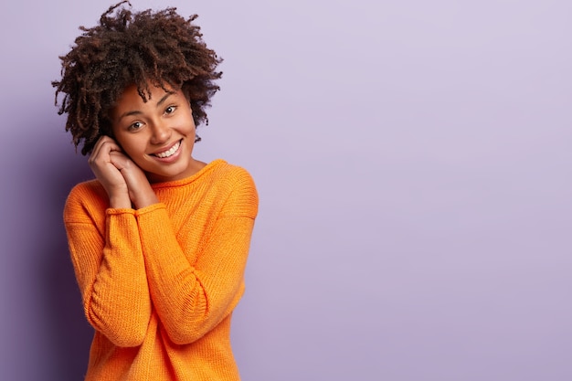 Foto grátis mulher afro-americana com suéter laranja