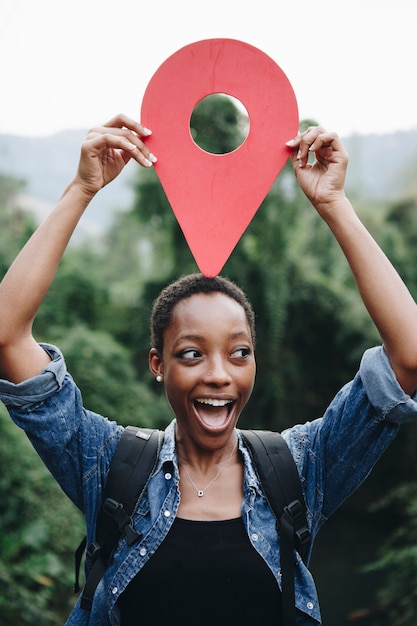 Foto grátis mulher afro-americana com um símbolo de ponto de verificação