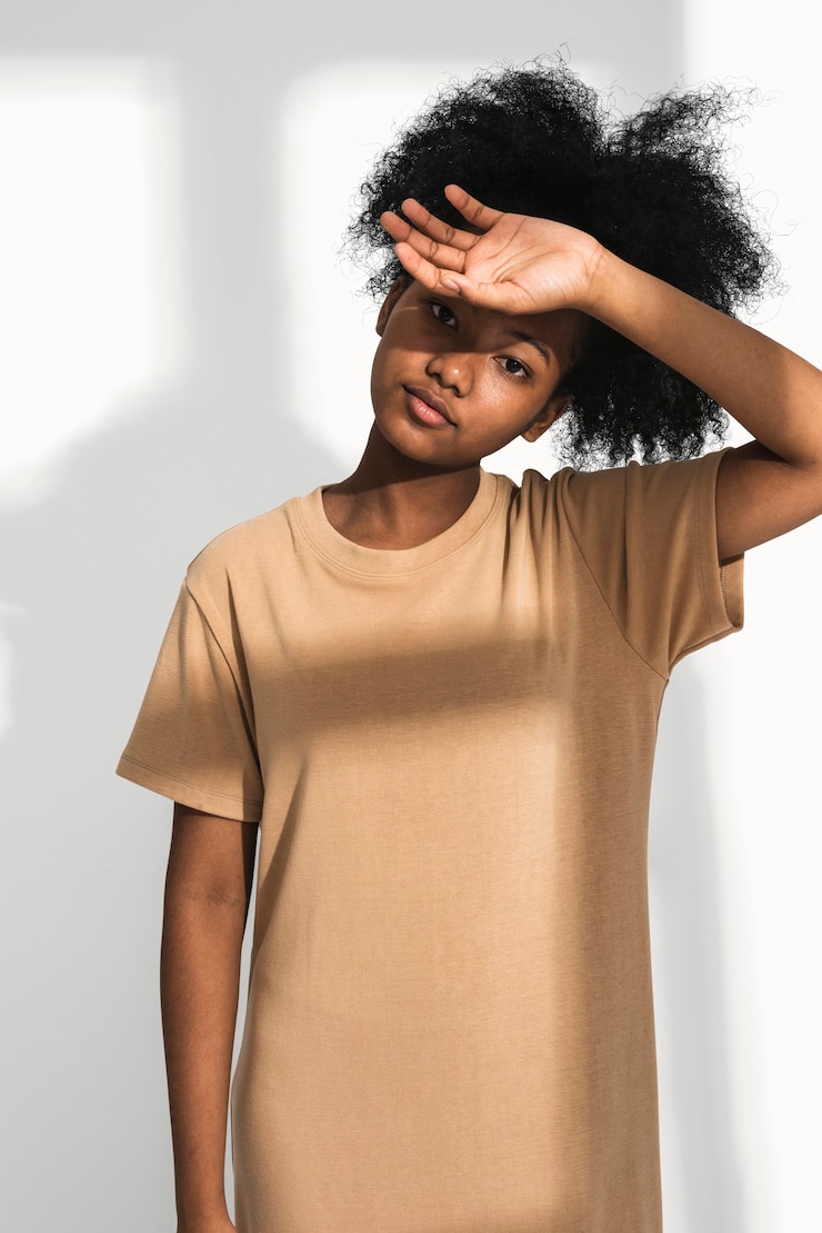 Foto grátis mulher afro-americana com vestido de camiseta marrom para fotos de roupas