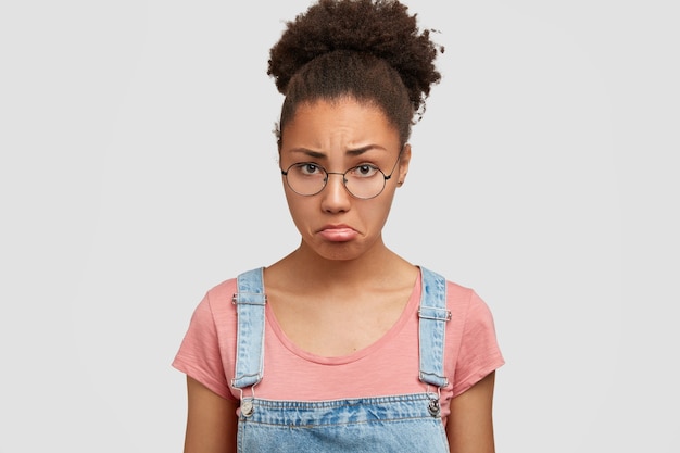 Mulher afro-americana de macacão jeans