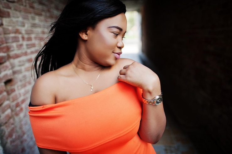 Foto grátis mulher afro-americana modelo xxl em vestido laranja
