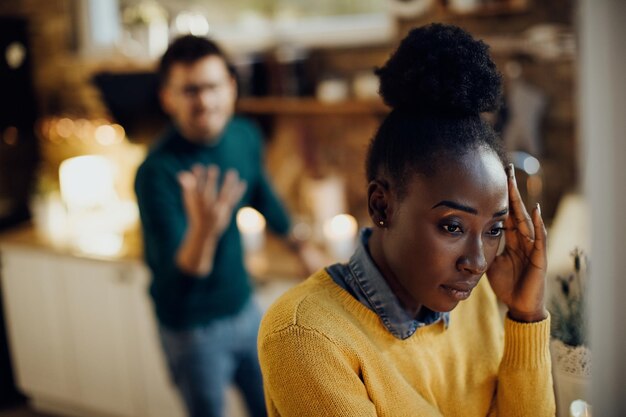 Foto grátis mulher afro-americana perturbada tendo dificuldades de relacionamento com o namorado em casa