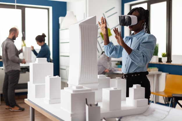 Foto grátis mulher afro-americana usando óculos vr no trabalho