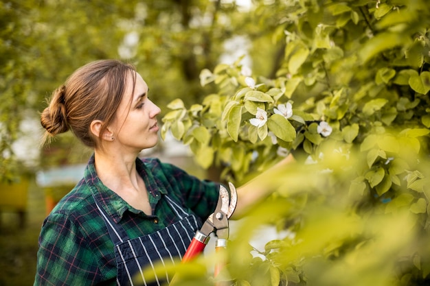 Foto grátis mulher agricultora trabalhando