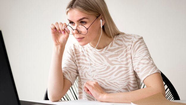 Mulher ajustando seus óculos de leitura