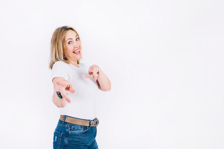 Foto grátis mulher alegre apontando para a câmera