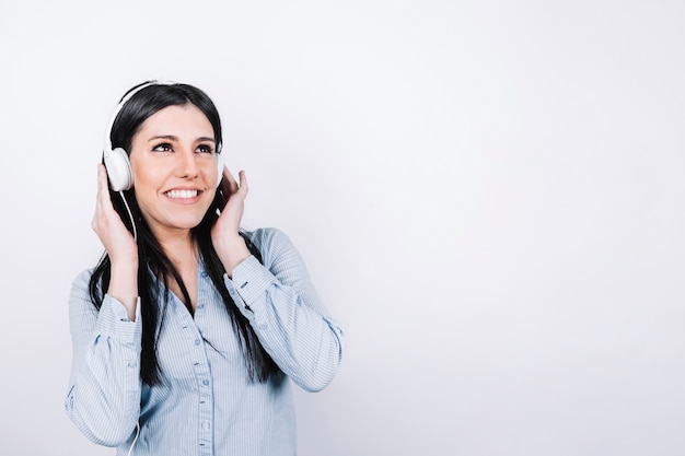 Foto grátis mulher alegre, apreciar, música