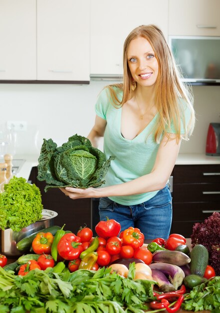 Mulher alegre com legumes e verduras