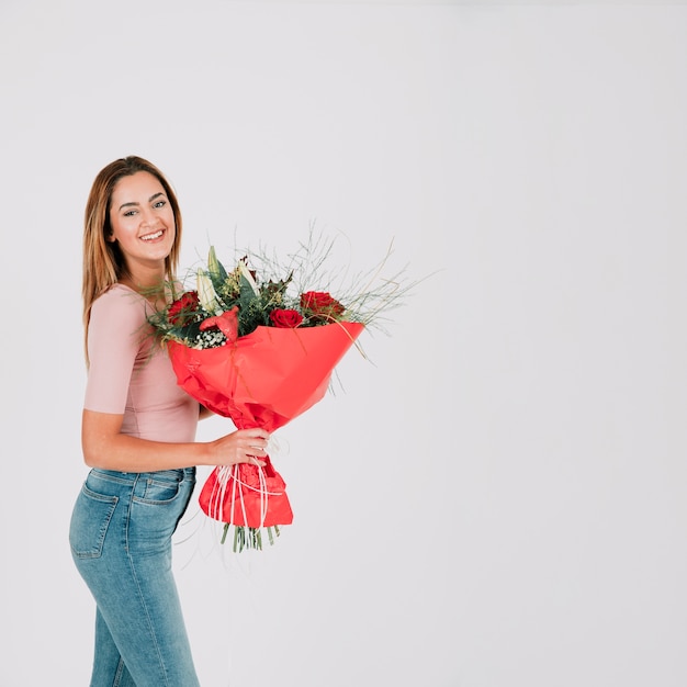 Mulher alegre com um monte de flores