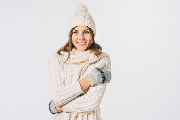 Mulher alegre em roupas de malha, sentindo frio