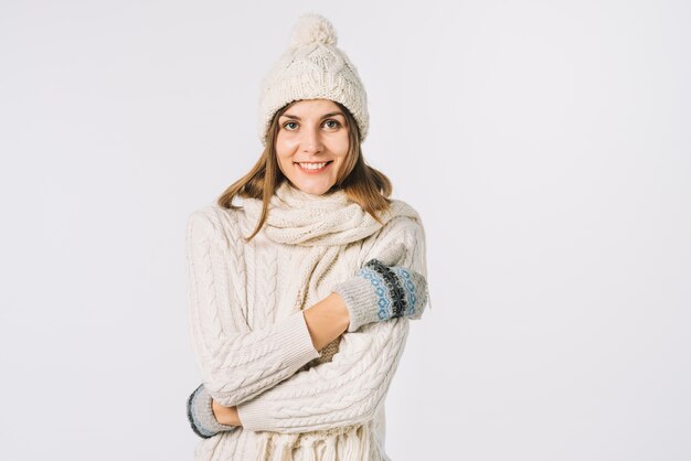 Mulher alegre em roupas de malha, sentindo frio