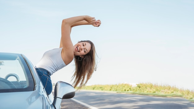 Foto grátis mulher alegre em uma viagem por estrada