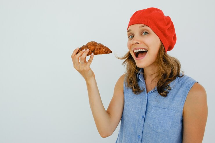 Foto grátis mulher alegre indo comer croissant delicioso