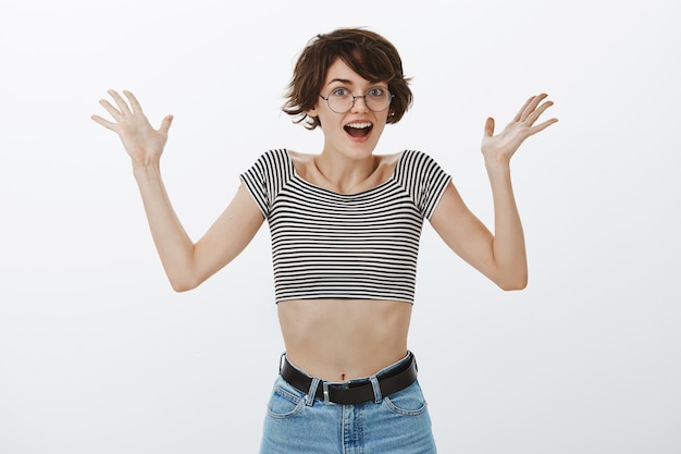 Foto grátis mulher alegre levantando as mãos surpresa e feliz