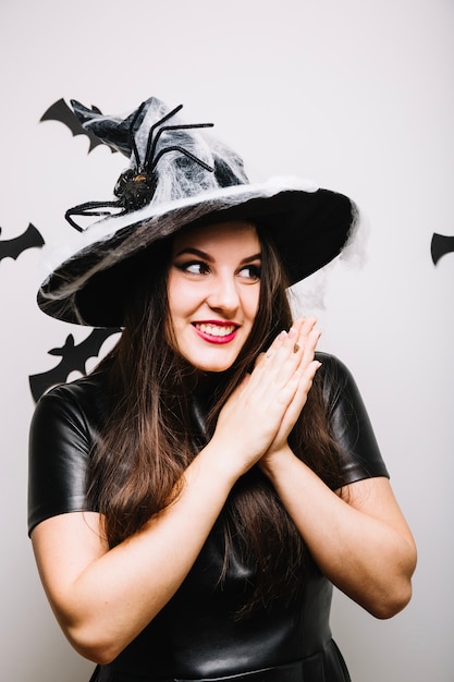 Mulher alegre no chapéu da bruxa para o dia das bruxas