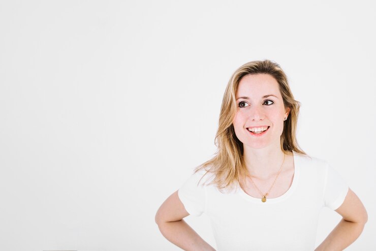 Foto grátis mulher alegre, olhando para longe