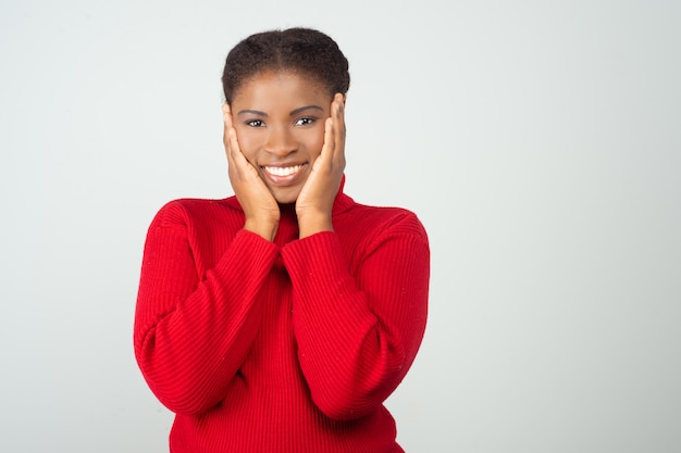 Mulher alegre positiva feliz com boas notícias