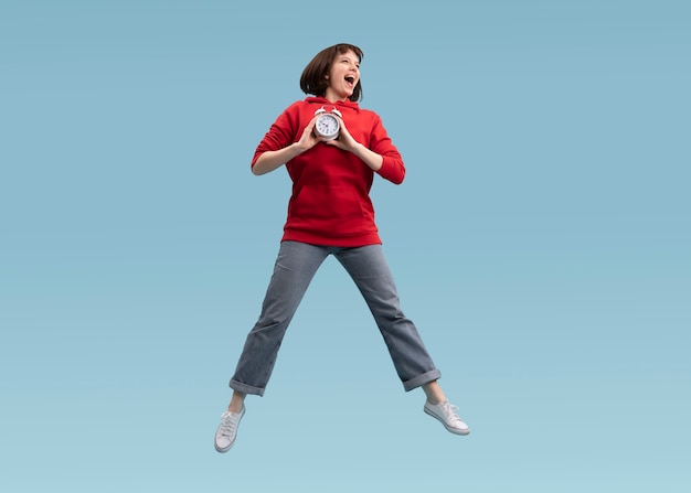 Foto grátis mulher alegre pulando isolada no azul