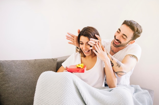 Foto grátis mulher alegre recebendo presente do homem