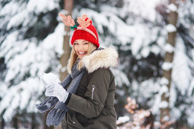 Mulher alegre se divertindo com a neve