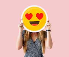 Foto grátis mulher alegre segurando o ícone de emoticon
