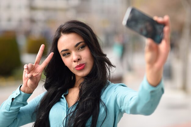 Mulher alegre tomando um selfie